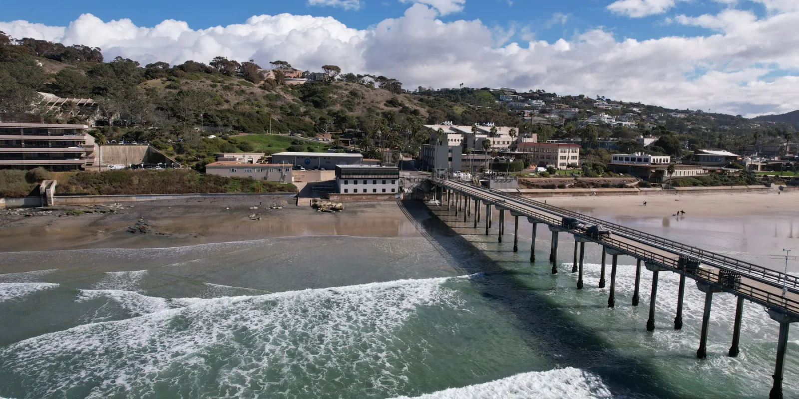 Scripps Pier extending from the La Jolla shoreline into the Pacific